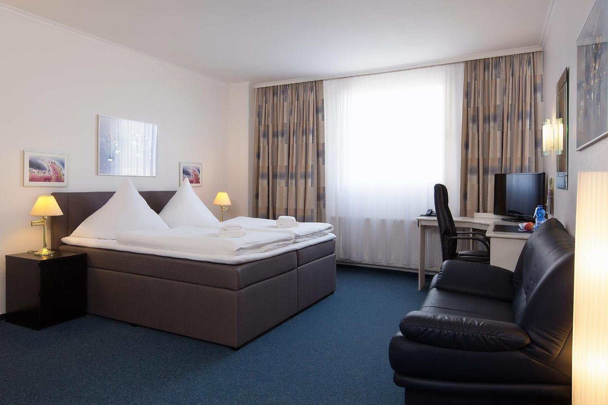 Double or Twin Room,695779035:JPEG